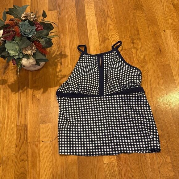 Lands end x Draper james keyhole swim
Tankini top - 18 - Great Condition - Picture 2 of 4